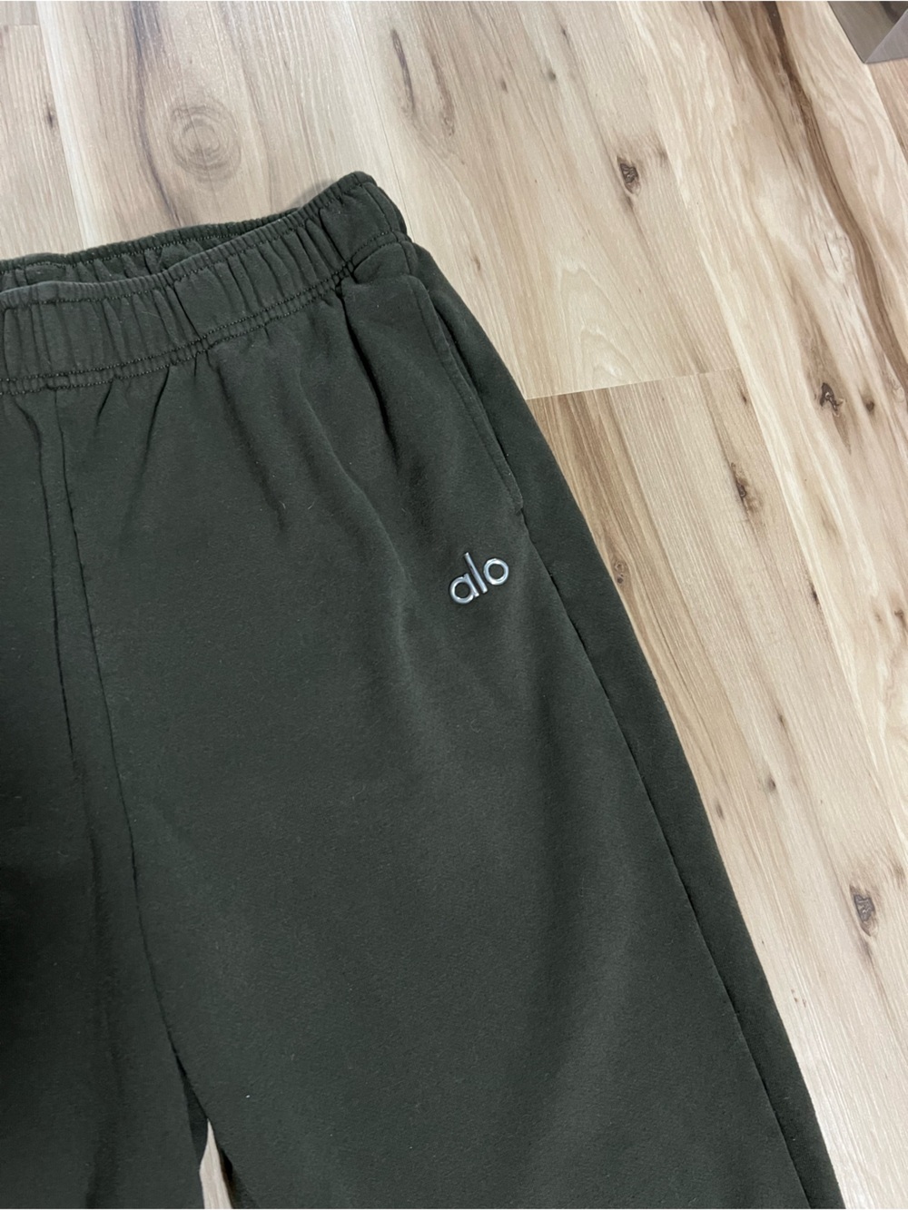 ALO Yoga Accolade Sweatpant Cuffed / Cinched Bottom - Olive Green Unisex Sweats - Picture 3 of 4